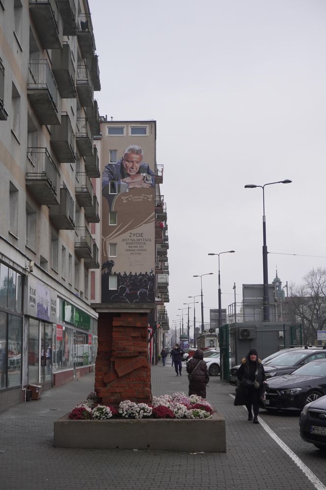 Mural Emiliana Kamińskiego przy al. Jana Pawła Ii w Warszawie