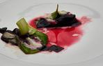 Ostryga z galaretką buraczaną, selerem naciowym i jabłkiem z chrzanem