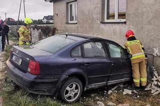 Pijany kierowca Volkswagena podróż zakończył na ścianie domu
