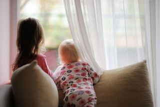 Siostry czekają na dom, nie wiadomo, gdzie są ich rodzice. „Potrafimy rozbroić i oczarować każdego”