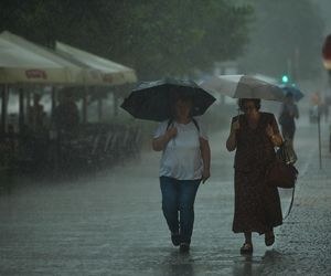 IMGW aktualizuje niepokojące prognozy. Burze i ulewne deszcze to nie wszystko