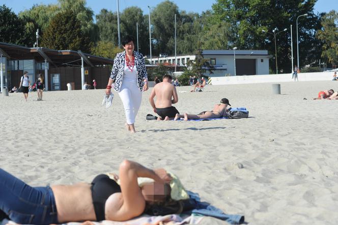 Senyszyn na plaży podrywa półnagich mężczyzn