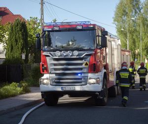 Pożar w Ząbkach. Zapaliły się samochody, słychać było wybuchy 