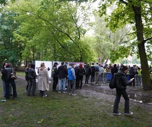 Studenci Politechniki gromadzą się w okolicy terenu juwenaliów