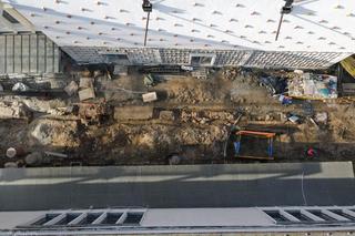 Prace archeologiczne na Starym Rynku w Poznaniu. Odsłonięto mury i fundamenty średniowiecznych kramów kupieckich