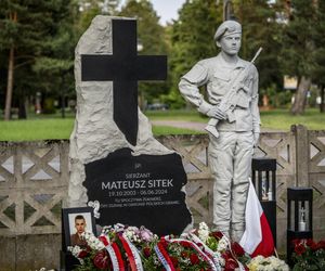 Kamienna rzeźba na grobie sp. sierzanta Mateusza Sitka