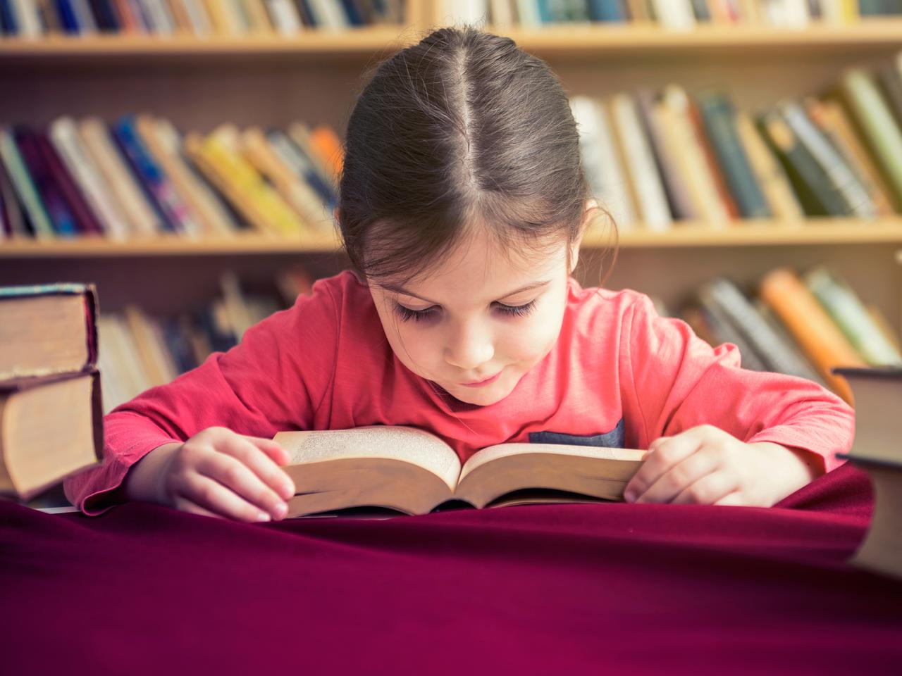 Ten prosty trick pomaga dzieciom z dysleksją - co odkryli naukowcy?
