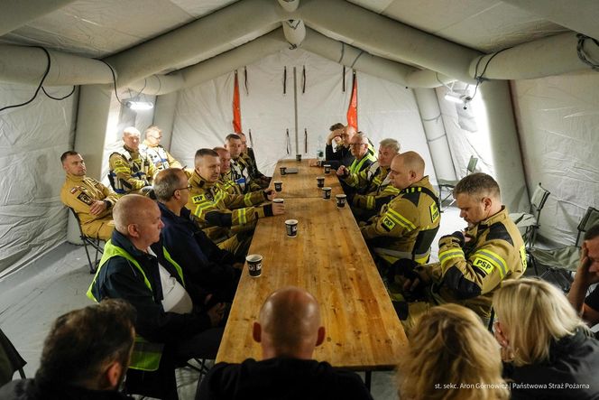  Kawle. Pożar zakładu przetwórstwa drobiowego. 120 strażaków walczy z żywiołem w czwartek, 14 sierpnia. Jeden z nich zaginął [ZDJĘCIA]