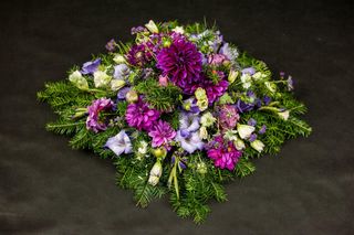 Jak udekorować grób na Wszystkich Świętych 2025? Inspiracje od florystów