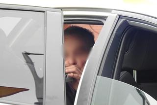 Warszawa. Huknął fiatem w przyczepkę i runął na bok. Z auta wytoczyły się puszki po piwie