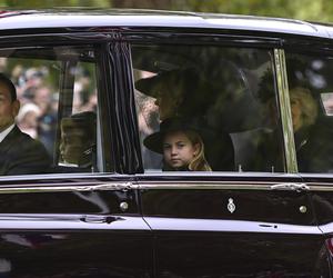 Księżniczka Charlotte i książę Jerzy żegnają ukochaną babcię. Wzruszające obrazy, trudno powstrzymać łzy