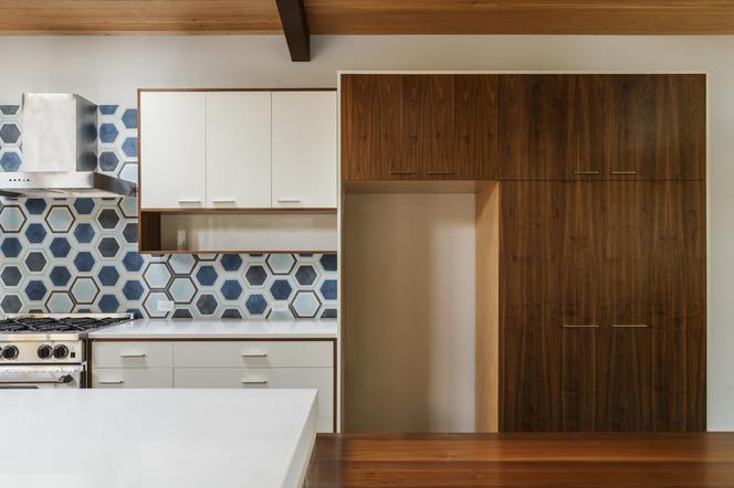 Płytki heksagonalne na ścianie w kuchni