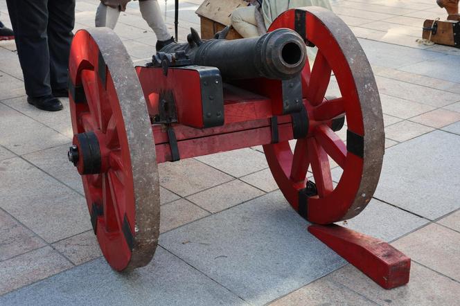 Salwy armatnie w centrum Lublina. Tak wyglądała inscenizacja historyczna na pl. Litewskim