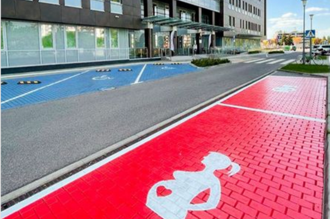 Miejsca parkingowe dla rodzących blisko wejścia szpitala. Świetna inicjatywa warszawskiej porodówki