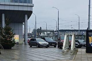 Dziki parking przed szczecińskim dworcem