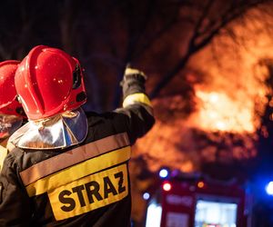 Tragiczny pożar piętrowego domu w Chełmnie. Dwie osoby nie żyją