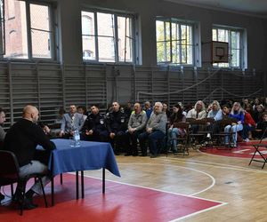 Dominik Dąbrowski spotkał się z młodzieżą III LO w Grudziądzu cz. I