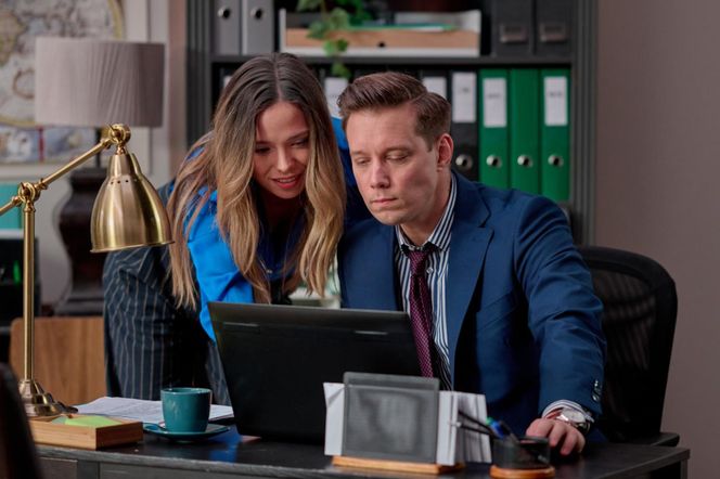 Na Wspólnej, odcinek 4062: Nowa prawniczka w kancelarii Darka i Zakościelnego! Atrakcyjna Kalina zacznie pracę od flirtu - ZDJĘCIA