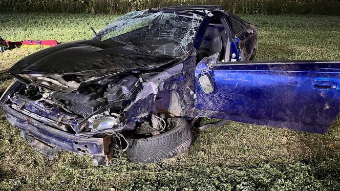 Próbował zapalić papierosa za kierownicą. Auto wylądowało w rowie