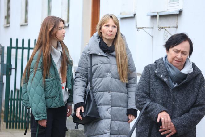 Na Wspólnej odc. 3461. Mania (Zuzanna Kaszuba), Żaneta (Anna Guzik), Helena Kopeć (Małgorzata Peczyńska)