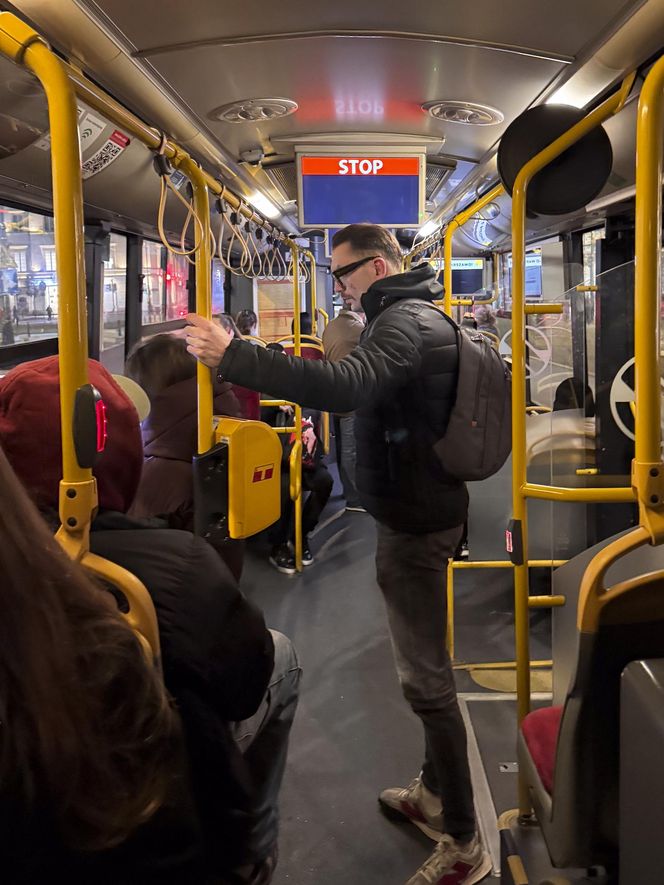 Łukasz Mejza jeździ autobusem
