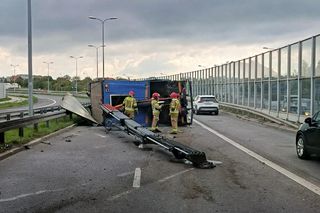Kielce. Wypadek na ul. Grunwaldzkiej. Ciężarówka przewróciła się po zahaczeniu o wiadukt [ZDJĘCIA].