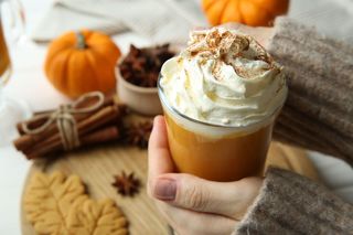 Jak zrobić kawę Pumpkin Spice Latte? Znam domowy sposób. Ten przepis sprawi, że poczujesz się jak w kawiarni