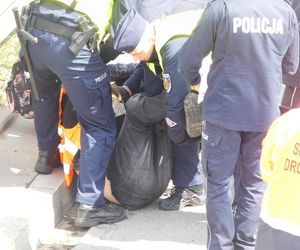 Ostatnie Pokolenie znowu to zrobiło! Przykleili się do asfaltu na trasie S8