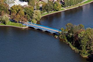   Ełk. Tłumy turystow odwiedzają to miasto. Jest największym na Mazurach