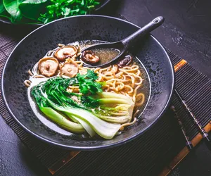 Azjatycka zupa z pieczarkami, pak choi i makaronem. Łatwy przepis na oryginalny obiad 