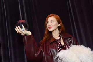 Tak znana aktorka przyszła ubrana na imprezę. Wszyscy patrzyli na to, co ma pod pachą!