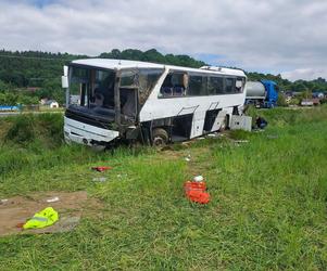 Autobus z dziećmi wyleciał z trasy. Liczba rannych w wywpadku Roztoce wzrosła