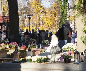 1 listopada na cmentarzu przy ul. Lipowej w Lublinie. Mieszkańcy odwiedzają groby swoich bliskich