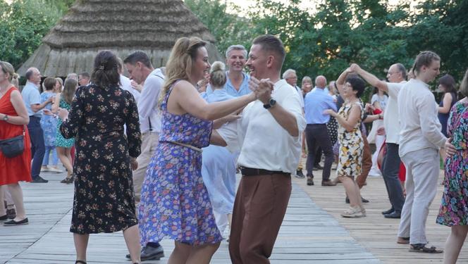 Sielanka na parkiecie w Muzeum Wsi Lubelskiej pod gołym niebem! Za nami kolejna potańcówka w rytmie miejskiego folkloru z Warszawy i Lwowa