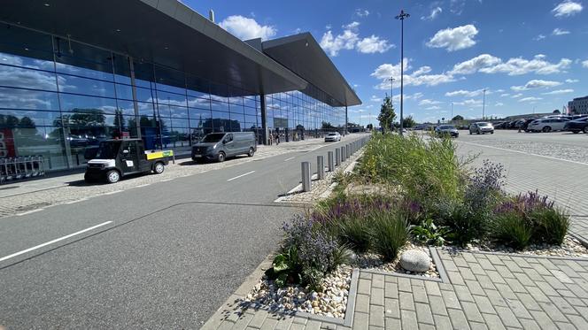 Zazieleniony teren parkingu i pasażu przed terminalami Katowice Airport