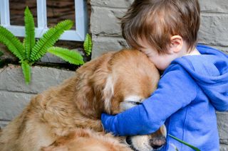 Jak rozmawiać z dzieckiem o śmierci pupila? Te słowa pocieszenia mogą zasiać lęk