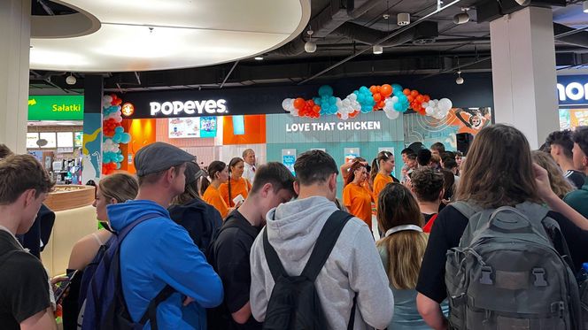 Kolejka na pół galerii i 15 h czekania w kolejce. Byliśmy na otwarciu Popeyes w Białymstoku!