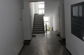 Odnaleziono zmumifikowane ciało emeryta. Od ponad roku gniło w mieszkaniu w centrum Warszawy