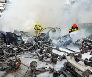 Pożar składowiska samochodów w Czerwionce-Leszczynach 