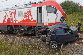 Tragiczny wypadek na przejeździe kolejowym. Nie żyje kierowca forda