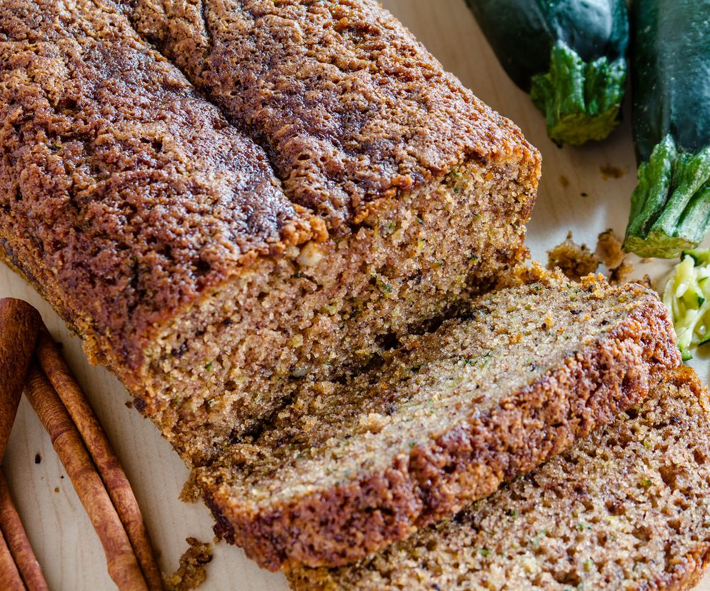 Ciasto z cukinii z cynamonem i orzechami: przepis