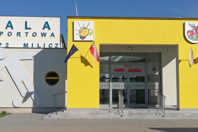 Sala sportowa przy Szkole Podstawowej nr 2 w Miliczu miała być gotowa w listopadzie 2018 r. Otwarto ją 31 sierpnia 2020 r.
