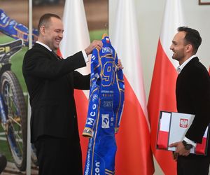 Prezydent RP Karol Nawrocki oraz indywidualny i drużynowy mistrz świata na żużlu Bartosz Zmarzlik