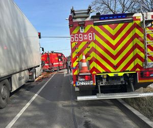 Ciężarówka zmiażdżyła cztery pojazdy. Sześć osób rannych, w tym dzieci. Lądował śmigłowiec LPR