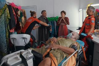 Na sygnale, odcinek 617. Romek (Izydor Łobacz), Gerard (Georgi Angiełow), Elwira (Halina Chmielarz), Benio (Hubert Jarczak), Grzegorz (Leszek Abrahamowicz)