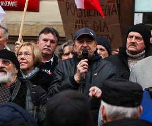 Kraków. Protest w obronie mediów publicznych. Barbara Nowak: „Zawszańcy nas sprzedali”, zgromadzeni: „Wolna Polska!”