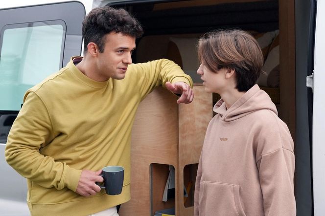 Barwy szczęścia, odcinek 3148. Ignacy (Olaf Staszkiewicz), Emil (Artem Malaszczuk)