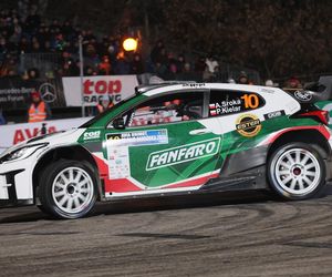 Adam Sroka i Patryk Kielar jadąca samochodem Toyota GR Yaris Rally2