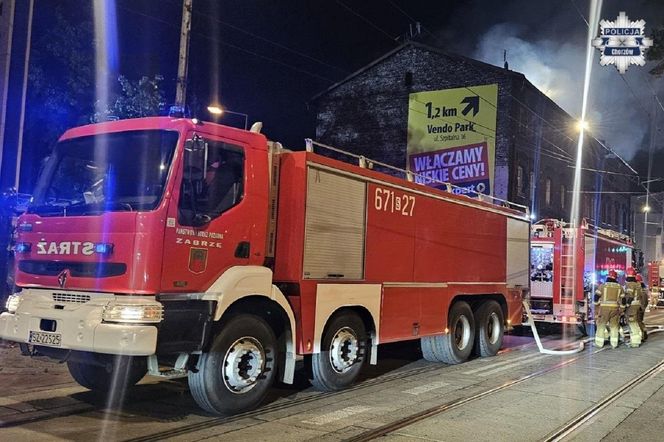 Pożar w Chorzowie: Policjanci uratowali mieszkańców i psa z płonącej kamienicy