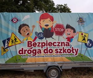 Zwalniam przed szkołą